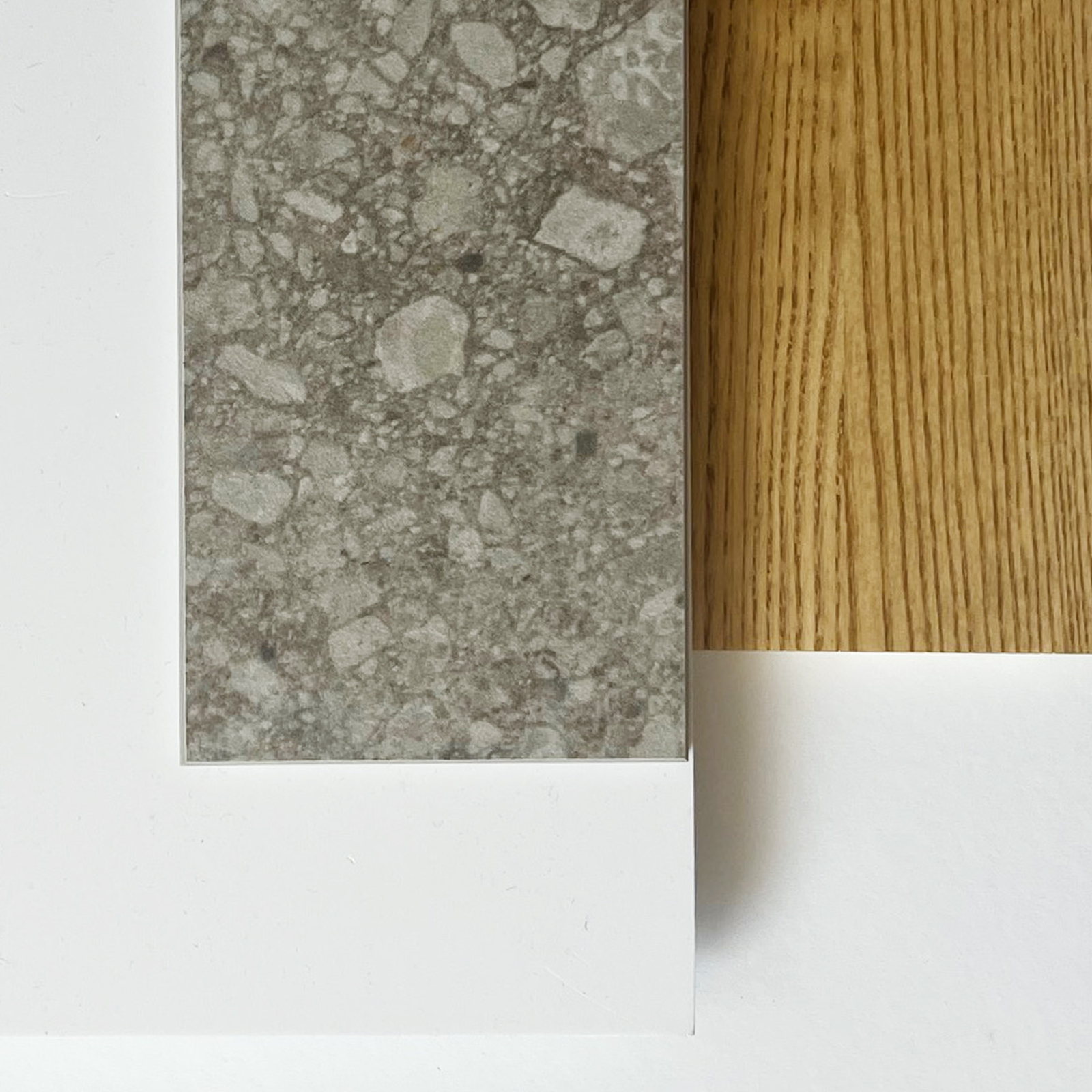 Materialmuster der Ausstattungslinien: Terrazzo und geölte Eiche